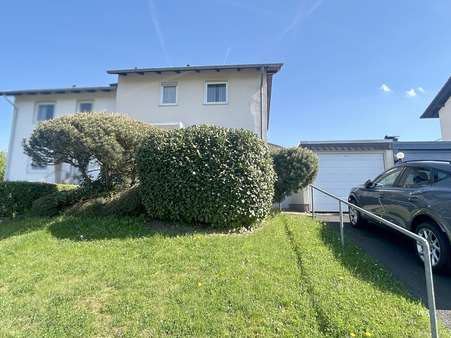 Vorgarten Vorgarten - Doppelhaushälfte in 36093 Künzell mit 143m² kaufen