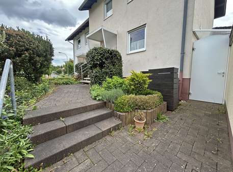Zugang zum Eingangsbereich Zugang zum Eingangsbereich - Doppelhaushälfte in 36093 Künzell mit 143m² kaufen