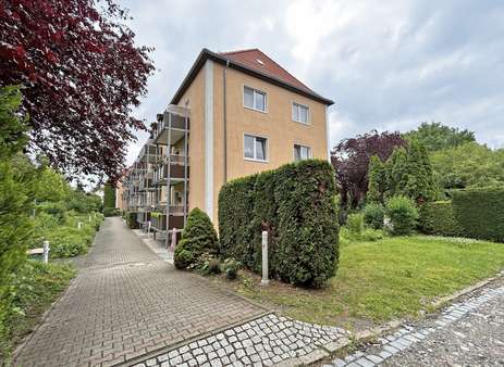Seitenansicht und Zugang Seitenansicht und Zugang - Wohnanlage in 04617 Rositz mit 847m² als Kapitalanlage kaufen