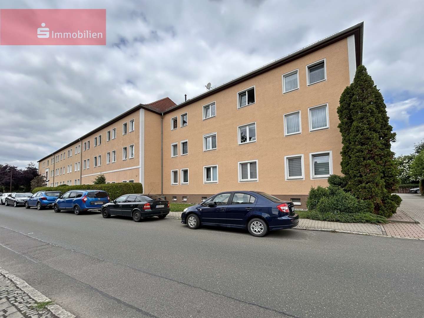 Straßenansicht der 4 Mehrfamilienhäuser Straßenansicht der 4 Mehrfamilienhäuser - Wohnanlage in 04617 Rositz mit 847m² als Kapitalanlage kaufen