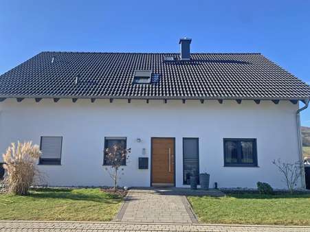 Eingangsbereich und Vorgarten Eingangsbereich und Vorgarten - Einfamilienhaus in 36124 Eichenzell mit 189m² kaufen