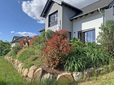 Schöne Terrasse und Außenanlage Schöne Terrasse und Außenanlage - Einfamilienhaus in 36124 Eichenzell mit 189m² kaufen