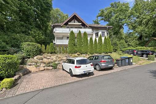 Straßenansicht und zugehörige Parkplätze Straßenansicht und zugehörige Parkplätze - Mehrfamilienhaus in 36093 Künzell mit 395m² kaufen