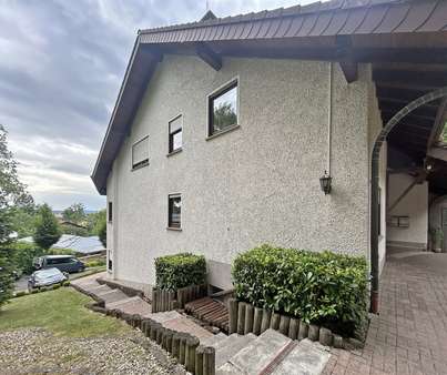 Zugang von der Straße zum Eingang Zugang von der Straße zum Eingang - Mehrfamilienhaus in 36093 Künzell mit 395m² kaufen