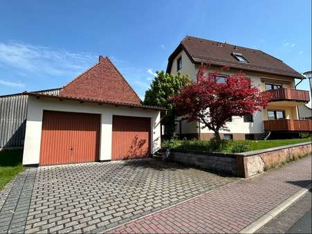 Hausansicht mit Garage - Zweifamilienhaus in 36208 Wildeck mit 240m² kaufen