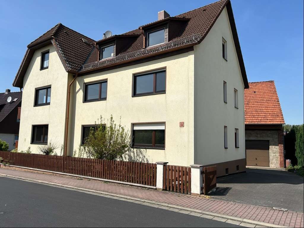 Hausansicht mit Zugang Hof - Zweifamilienhaus in 36208 Wildeck mit 240m² kaufen