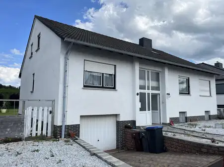 Zweifamilienhaus mit 2 Garagen in Leimbach