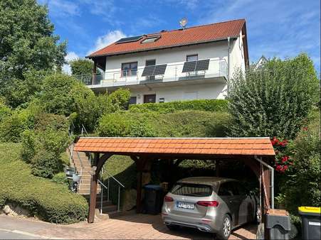 Hausansicht mit Carport Hausansicht mit Carport - Zweifamilienhaus in 36289 Friedewald mit 185m² kaufen