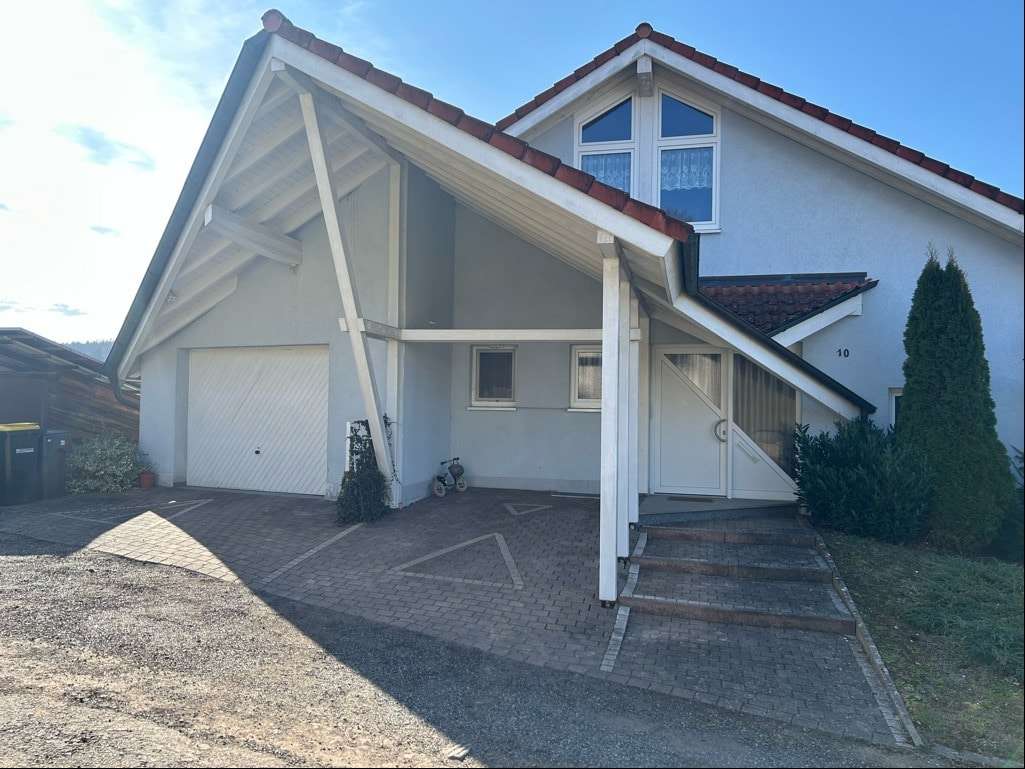 Hausansicht mit Zugang Garage und Stellplatz - Einfamilienhaus in 36211 Alheim mit 185m² kaufen