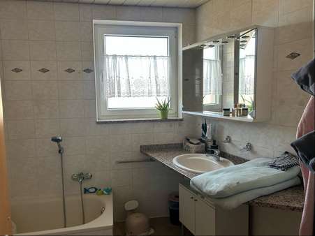 Badezimmer Wohnung EG Bild 2 - Einfamilienhaus in 36211 Alheim mit 185m² kaufen