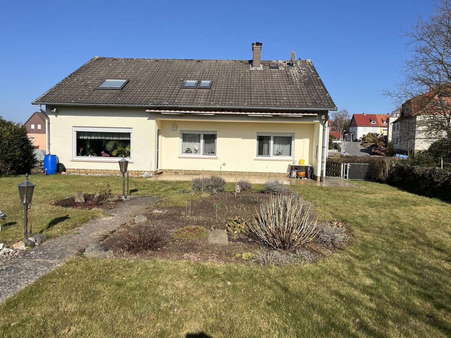 Wohnhaus mit Garage im sonnigen Leimbach