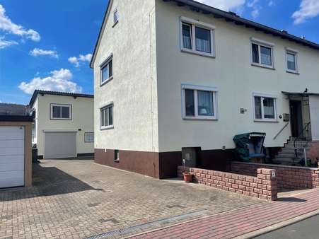 Außenansicht Einfahrt - Doppelhaushälfte in 36284 Hohenroda mit 153m² kaufen