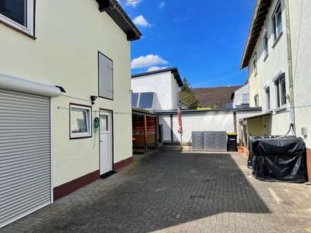 Außenansicht Hof - Doppelhaushälfte in 36284 Hohenroda mit 153m² kaufen