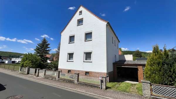Hausansicht Straßenseite - Einfamilienhaus in 36284 Hohenroda mit 140m² kaufen