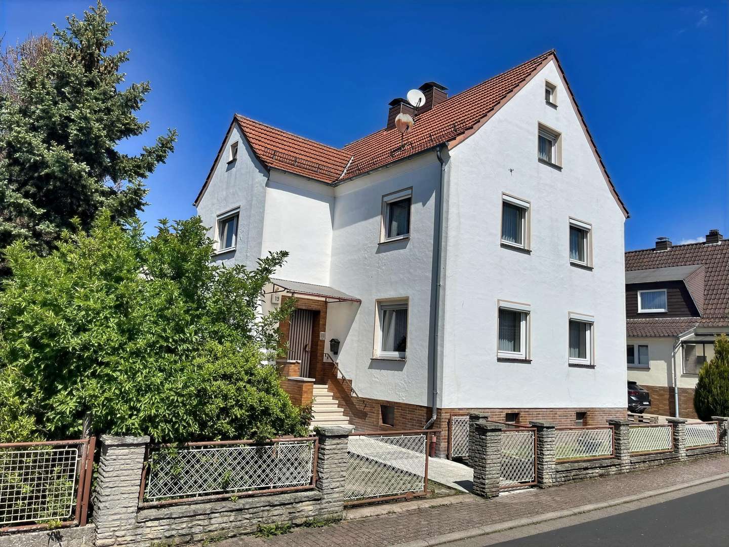 Hausansicht Straßenseite - Einfamilienhaus in 36284 Hohenroda mit 140m² kaufen