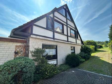 Eingangsbereich und Zufahrt - Einfamilienhaus in 36211 Alheim mit 146m² kaufen