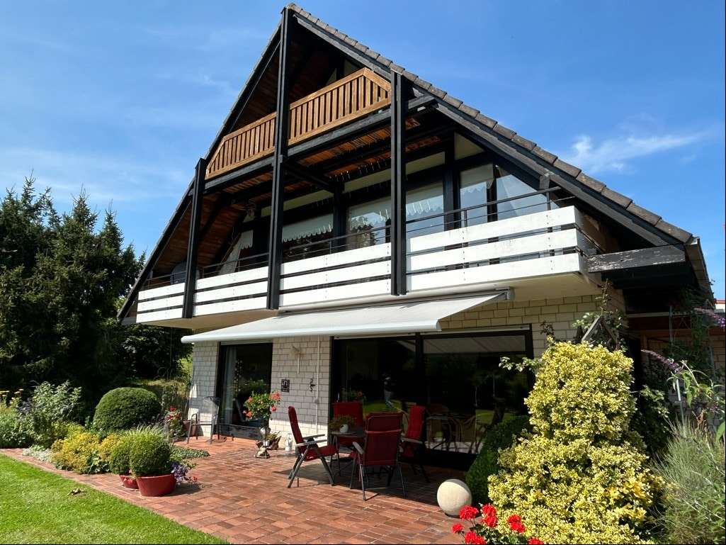 Hausansicht mit Terrasse - Einfamilienhaus in 36211 Alheim mit 146m² kaufen