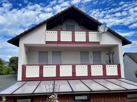 Hausansicht mit Balkon - Zweifamilienhaus in 36251 Bad Hersfeld mit 330m² kaufen