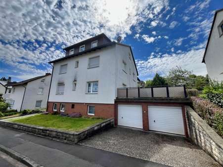 Hausansicht mit Garage - Zweifamilienhaus in 36251 Bad Hersfeld mit 330m² kaufen