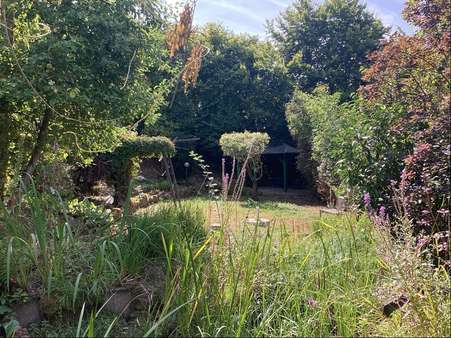 Gartenansicht mit Teich Gartenansicht mit Teich - Fertighaus in 36199 Rotenburg mit 133m² kaufen