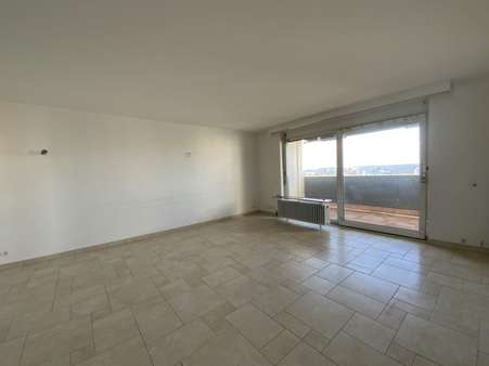 Wohnzimmer - Etagenwohnung in 35039 Marburg mit 100m² kaufen
