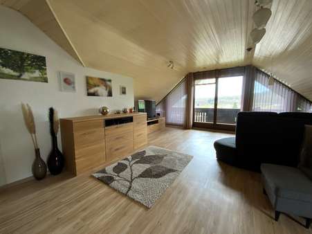 Wohnzimmer - Dachgeschosswohnung in 35043 Marburg mit 122m² kaufen
