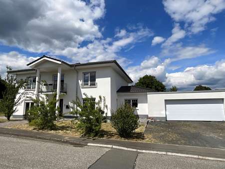 Straßenansicht - Einfamilienhaus in 35043 Marburg mit 260m² kaufen