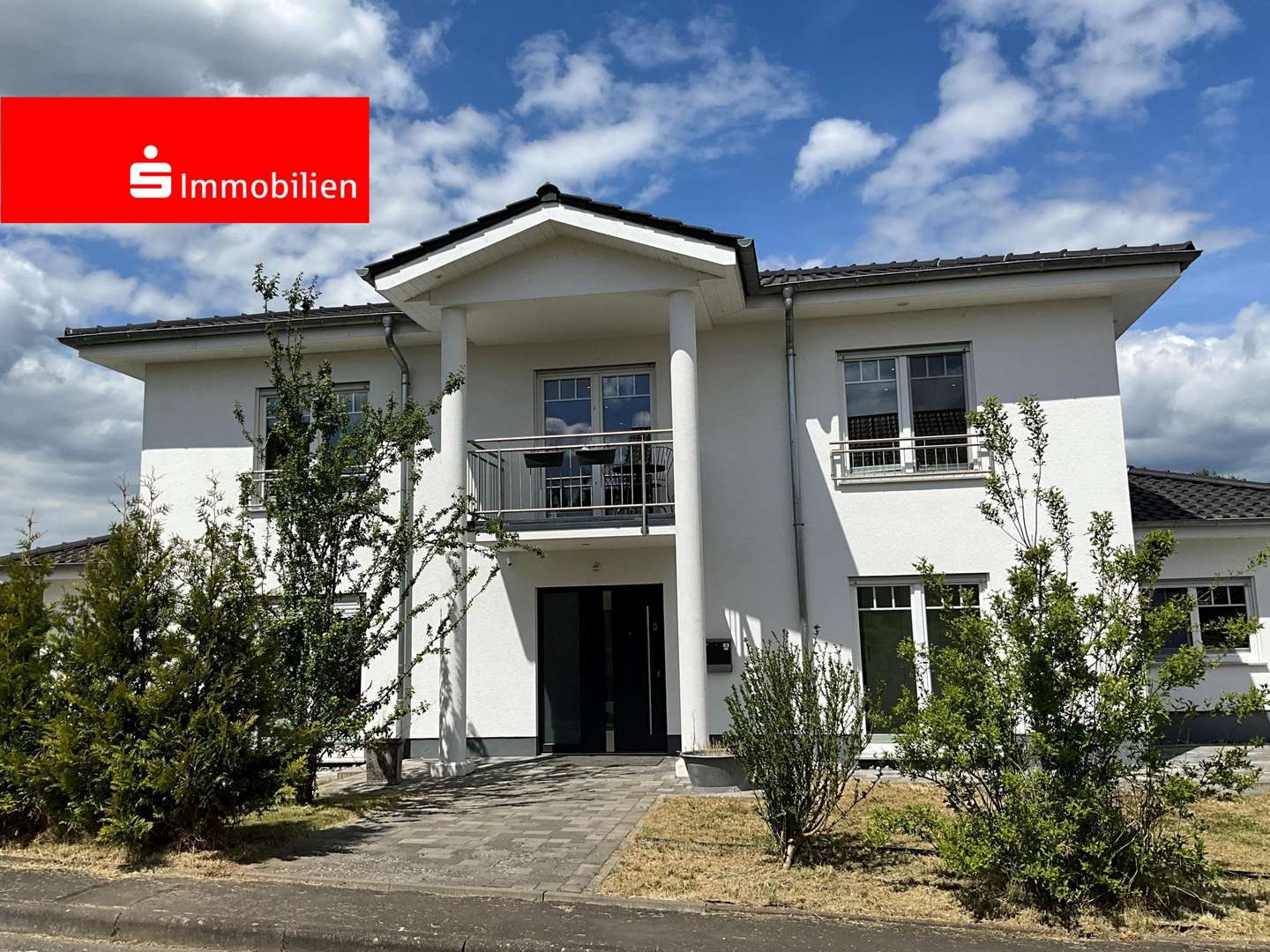 Straßenansicht - Einfamilienhaus in 35043 Marburg mit 260m² kaufen