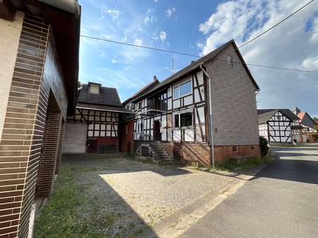 Aussenansicht - Hof Aussenansicht - Hof - Bauernhaus in 35043 Marburg mit 190m² kaufen