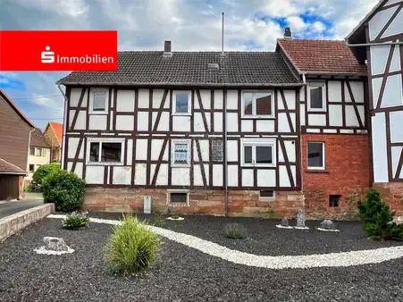 Denkmalgeschützter ehemaliger Dreiseitenhof