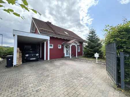 Junges Holzhaus mit tollem Grundstück & vielen Extras! 