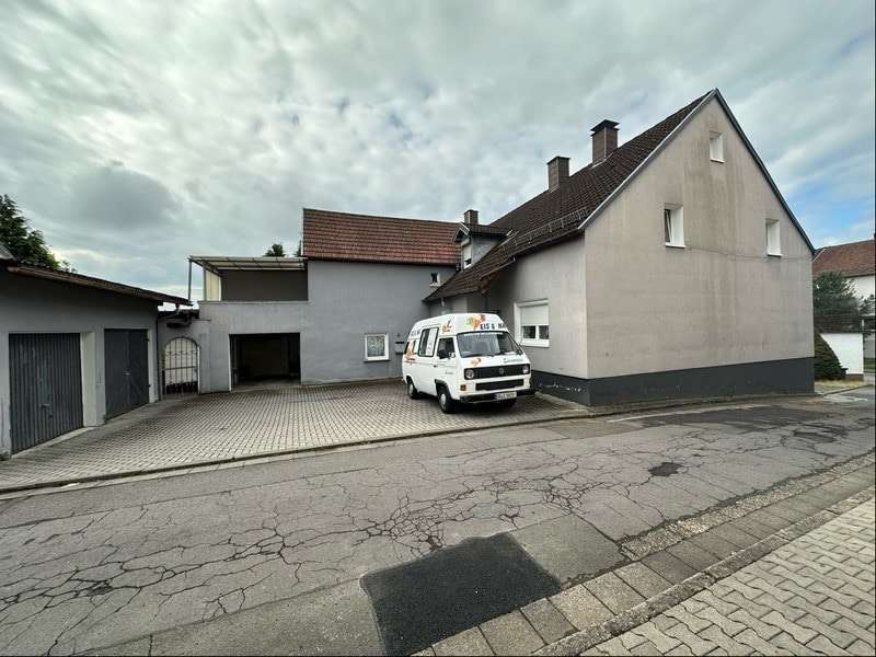 Wohnhaus Wohnhaus - Zweifamilienhaus in 66901 Schönenberg-Kübelberg mit 245m² kaufen