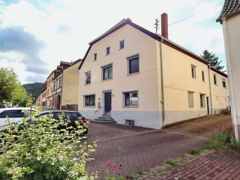 Wohnhaus Wohnhaus - Zweifamilienhaus in 66907 Glan-Münchweiler mit 303m² kaufen