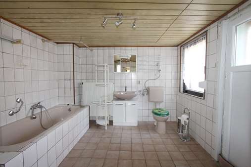Badezimmer mit Wanne und Dusche - Doppelhaushälfte in 66887 Welchweiler mit 132m² kaufen
