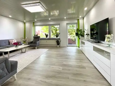 Neuwertig modernisierter Wohntraum
mit XXL Loggia und Aufzug