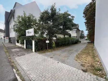 Friesenheim! 
Einfamilienhaus mit Anbau, Baulücke und 19 Garagen! 