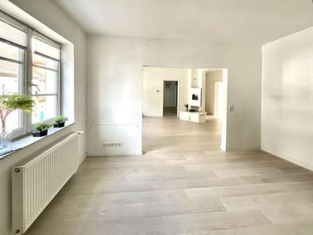 Blick aus dem Wohnzimmer - Etagenwohnung in 67346 Speyer mit 102m² kaufen