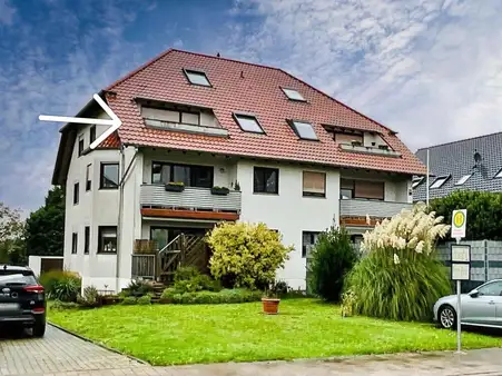 Charmante DG-Maissonette-Wohnung mit Loggia, Garten und Garage