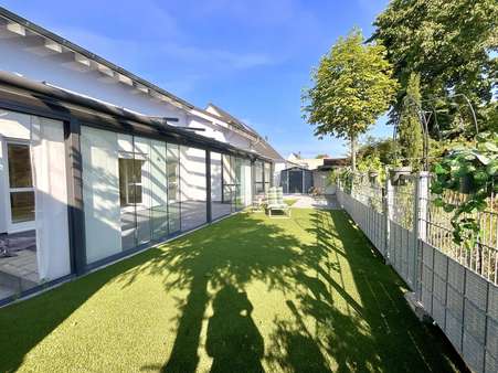 Große Glasfronten: Blick vom Garten Große Glasfronten: Blick vom Garten - Zweifamilienhaus in 67354 Römerberg mit 210m² kaufen
