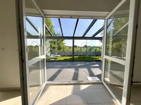 Licht, Raum, Freiheit:
Traumhaus energieeffizient an Feldrand +Wintergarten