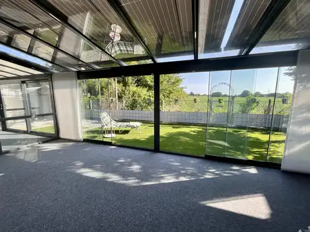 Licht, Raum, Freiheit:
Traumhaus energieeffizient an Feldrand +Wintergarten