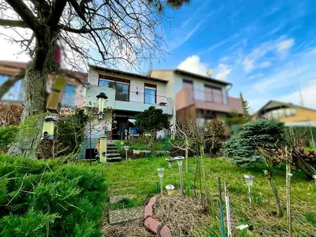 Wohnen an der beliebten Weinstraße. Charmantes Reihenmittelhaus mit Garten