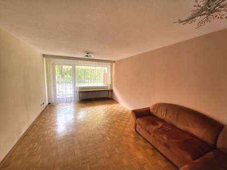 Wohnzimmer mit Zugang zur Loggia - Etagenwohnung in 67063 Ludwigshafen mit 80m² kaufen