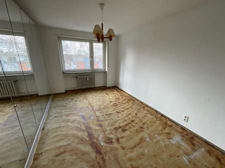 Schlafzimmer mit Einbauschrank - Etagenwohnung in 67061 Ludwigshafen mit 86m² kaufen