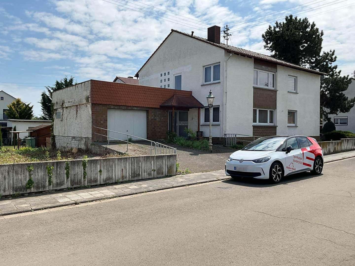Vorderseite mit Garage - Zweifamilienhaus in 67258 Heßheim mit 194m² kaufen