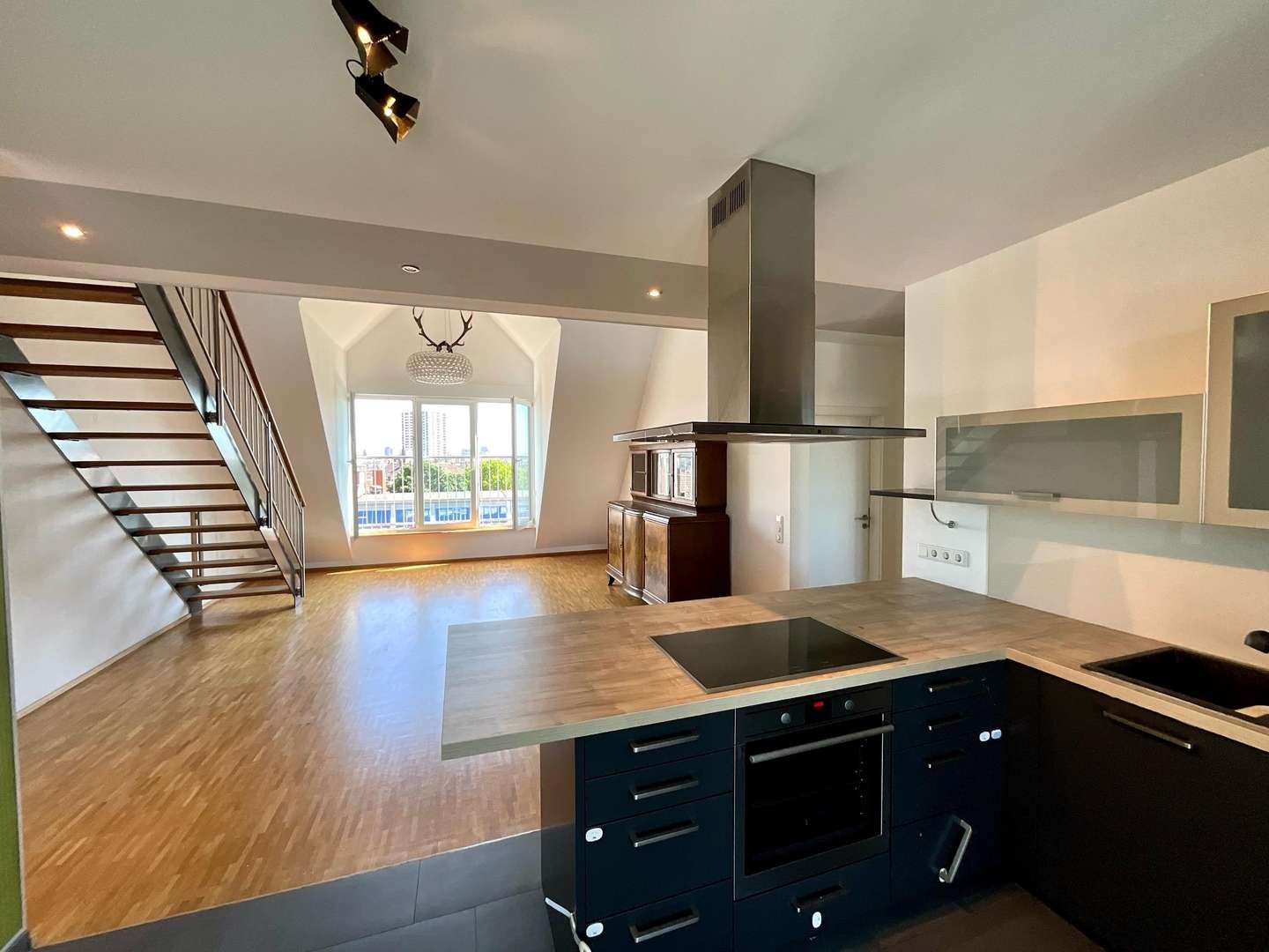 Wohnzimmer mit offener Küche Wohnzimmer mit offener Küche - Maisonette-Wohnung in 67061 Ludwigshafen mit 163m² kaufen