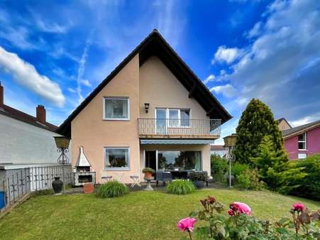Gartenansicht mit Außengrill Gartenansicht mit Außengrill - Zweifamilienhaus in 67459 Böhl-Iggelheim mit 125m² kaufen