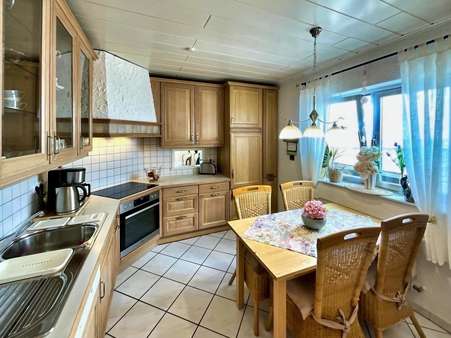 Großzügige Küche mit Essecke Großzügige Küche mit Essecke - Zweifamilienhaus in 67459 Böhl-Iggelheim mit 125m² kaufen