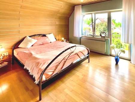 Schlafzimmer mit Zugang zum Balkon Schlafzimmer mit Zugang zum Balkon - Zweifamilienhaus in 67459 Böhl-Iggelheim mit 125m² kaufen