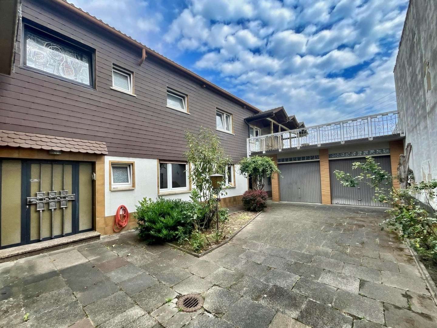 Hof, Hauseingang, Garagen Hof, Hauseingang, Garagen - Einfamilienhaus in 67373 Dudenhofen mit 264m² kaufen